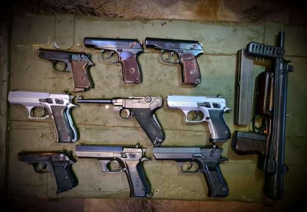 Зброя серед білизни: до польського секонд-хенду довелося викликати поліцію