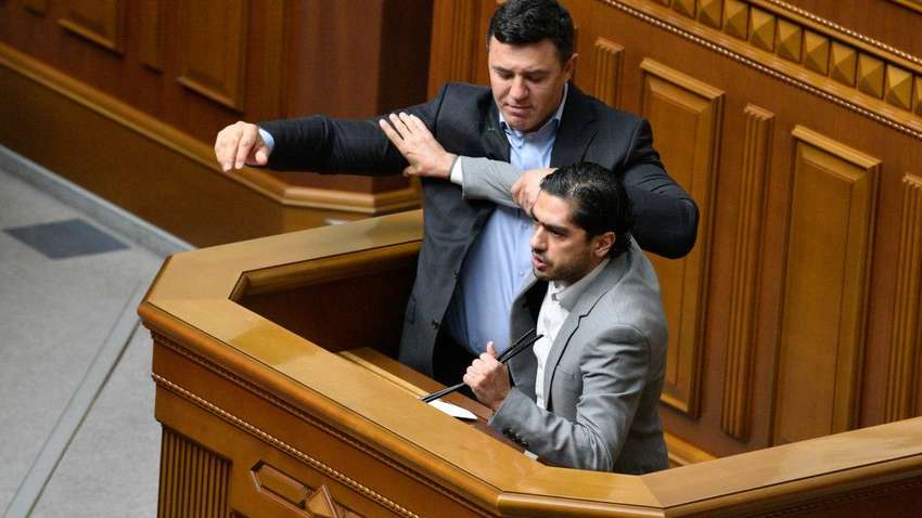 Лерос не стал первооткрывателем: кто еще из нардепов и политиков показывал неприличные жесты Лерос не стал первооткрывателем: кто еще из нардепов и политиков показывал неприличные жесты