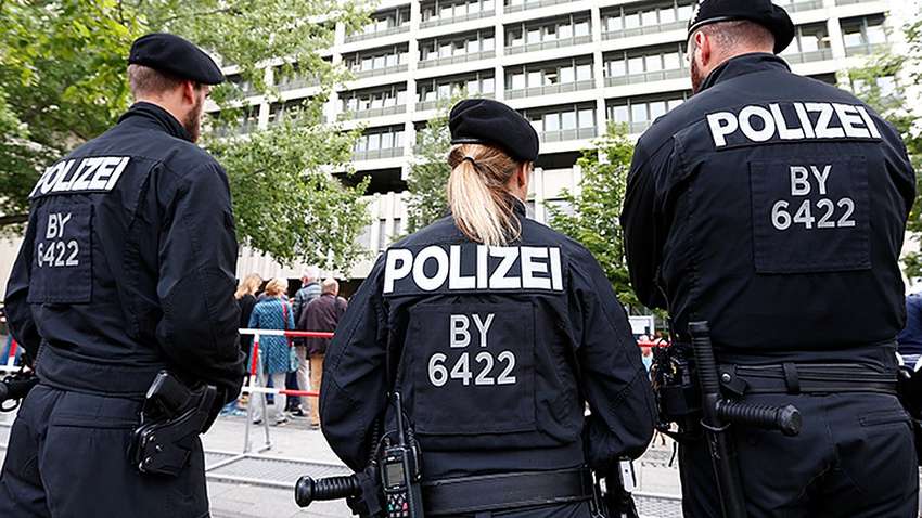 Немецкая полиция провела рейды неонацистского движения по всей стране