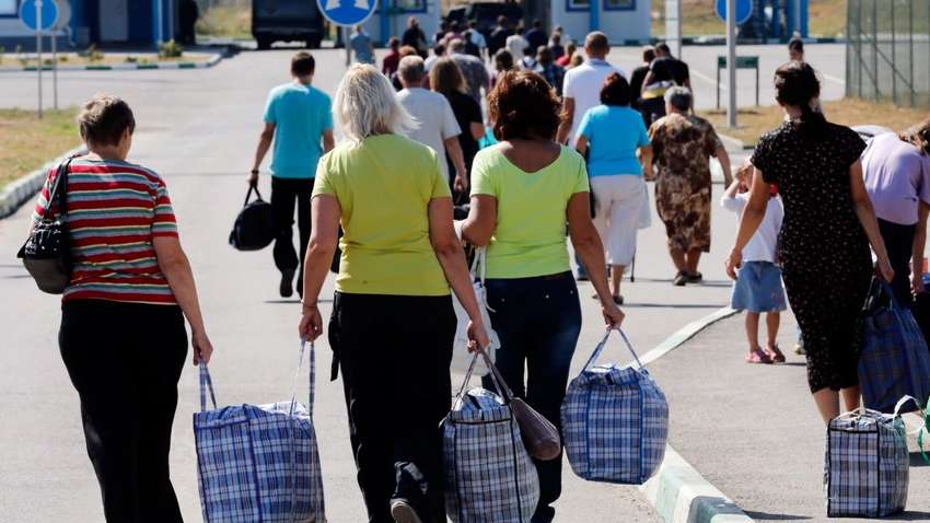 Социологи рассказали, как приходится выживать переселенцам в Украине