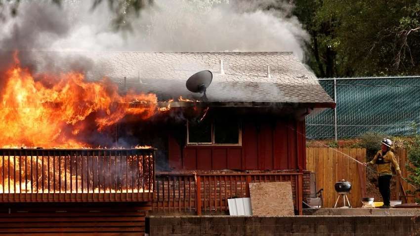 В США продолжают бушевать лесные пожары: огонь вытесняет людей из своих домов (ФОТО)