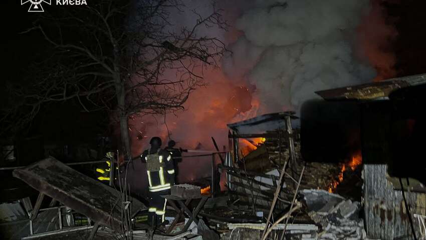У Києві вибухи та пожежа після атаки дронів: є відео прильоту, стали відомі наслідки (ФОТО, ВІДЕО) У Києві вибухи та пожежа після атаки дронів: є відео прильоту, стали відомі наслідки (ФОТО, ВІДЕО)