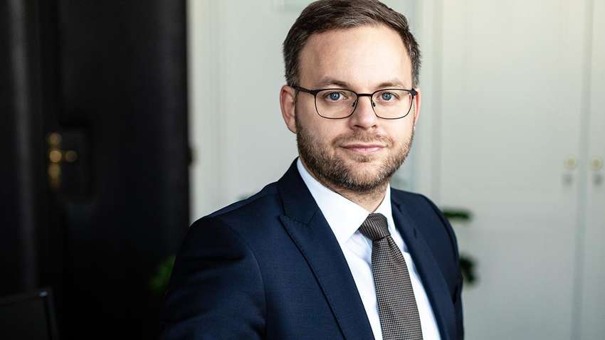 Угорщина не захищалася б від агресії РФ: радника Орбана потрапив у великий скандал