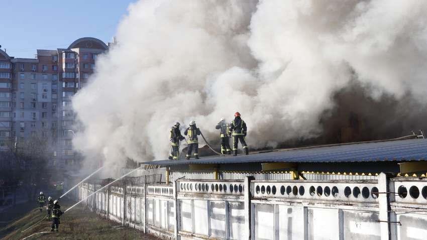 У Києві горять склади швейної фабрики «Каштан»