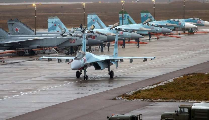 Действительно ли РФ перемещает самолёты дальше от линии фронта: что произошло