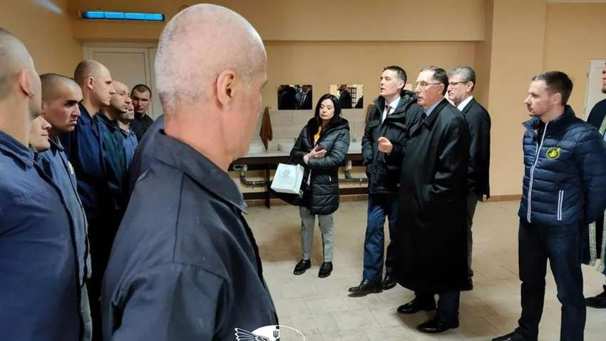 Российские пленные снова смогут звонить по телефону домой: в Кабмине озвучили условие Российские пленные снова смогут звонить по телефону домой: в Кабмине озвучили условие