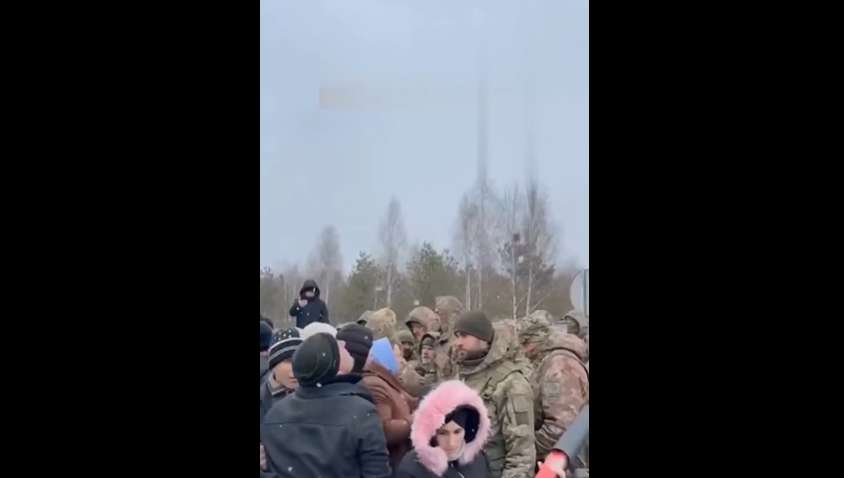 Треш на кордоні з Білоруссю: Люди протестують проти блокпостів, висунули низку вимог (ВІДЕО) Треш на кордоні з Білоруссю: Люди протестують проти блокпостів, висунули низку вимог (ВІДЕО)