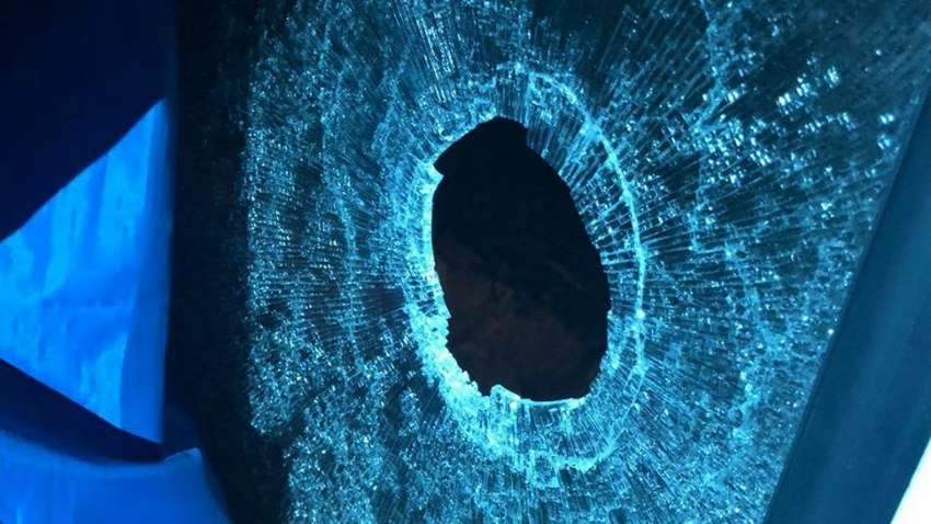 Фотофакт: мітингувальники розбили вікна в автобусі з евакуйованими з Уханя 