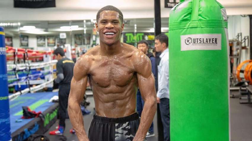 Промоутер Ломаченко назвав боксера, який може в майбутньому перемогти українця