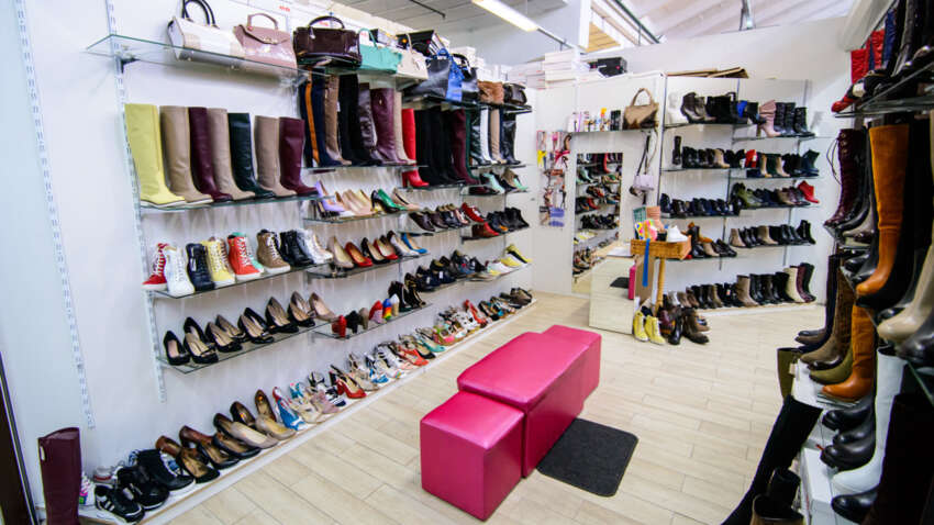 В Киеве в магазине обуви полка упала на трехлетнего мальчика В Киеве в магазине обуви полка упала на трехлетнего мальчика