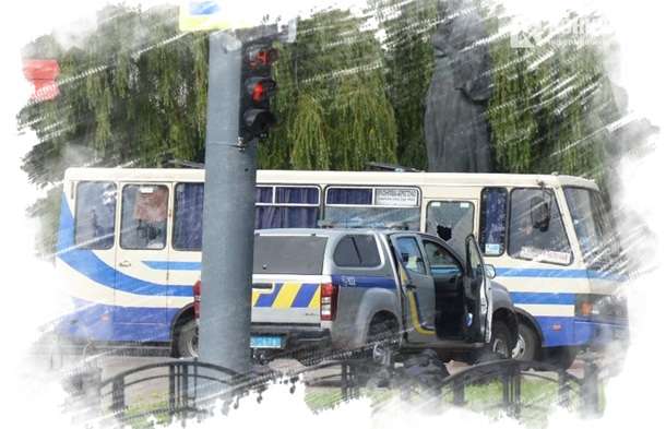 К захваченному автобусу в Луцке прибыли снайперы (фото) К захваченному автобусу в Луцке прибыли снайперы (фото)