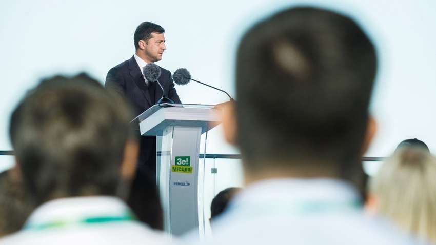 «Выгодный проигрыш» для Арахамии vs ответ Зеленского: чем грозит неудача «Слуги народа» на выборах