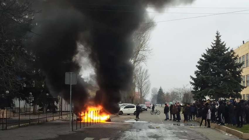 Резонансное убийство в Каховке: местные жители зажгли шины 
