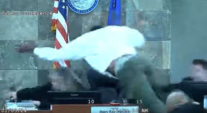 Мужчина избил судью прямо во время заседания: подробности