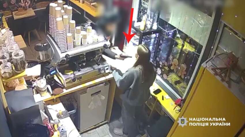 В Киеве мужчина с пистолетом пришел грабить кофейню: поведение баристы впечатляет (ВИДЕО)