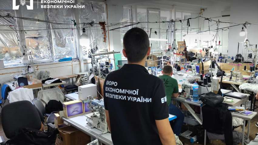 В Одессе подделывали одежду под известные бренды: что нашли при обысках В Одессе подделывали одежду под известные бренды: что нашли при обысках