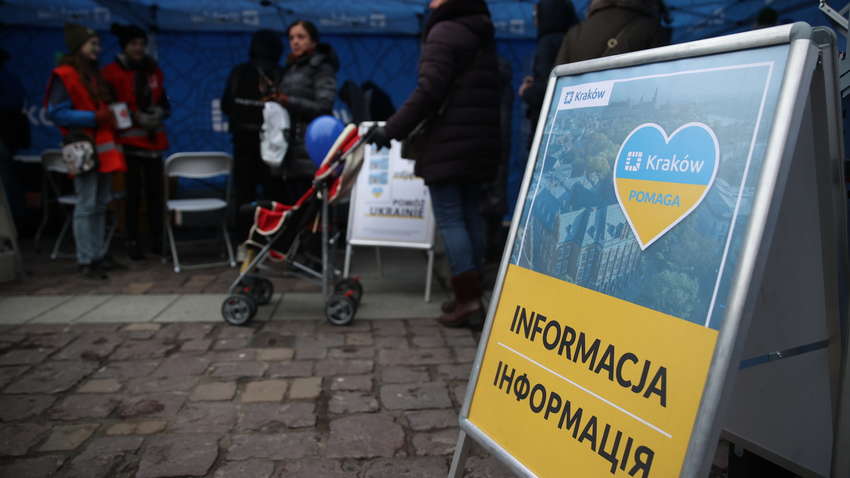 Цифри шокують: Нацбанк Польщі з'ясував, скільки українців мають намір залишитися в країні назавжди (звіт)