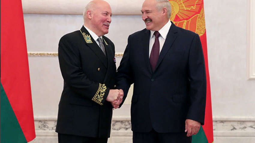 Подарок от россиян: Лукашенко вручили карту Беларуси в составе России