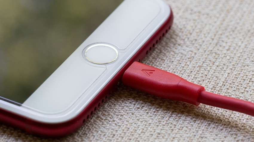 Почему зарядка телефона в спальне опасна для здоровья: исследование ученых 