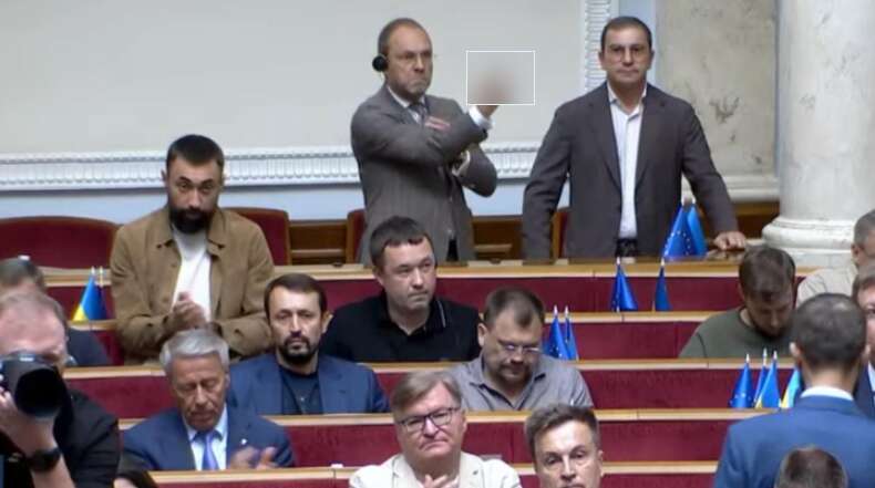 Народный депутат "Батькивщины" показал непристойный жест во время выступления Тимошенко в ВР (ВИДЕО)