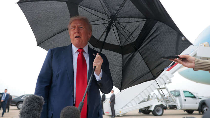 Физическую слабость Трампа уже невозможно скрыть: как он проиграл в борьбе с зонтиком (ВИДЕО)