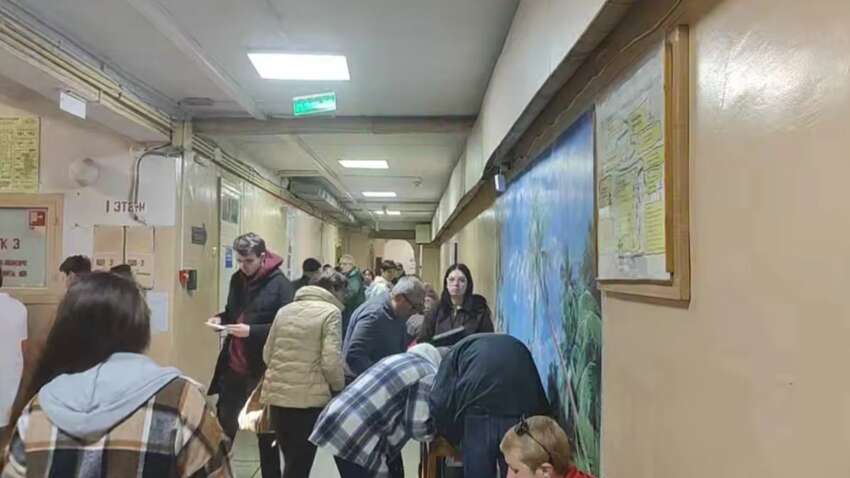 Медицина на грани коллапса: в Бердянске люди стоят в очередях с 6 утра, а в Луганской области нет врачей