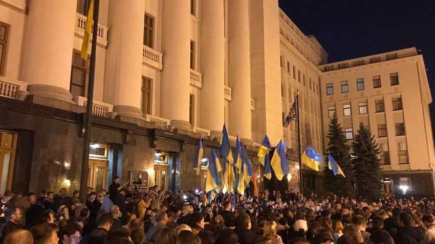 "Варта на Банковой" до сих пор продолжается: люди ночевали на улице