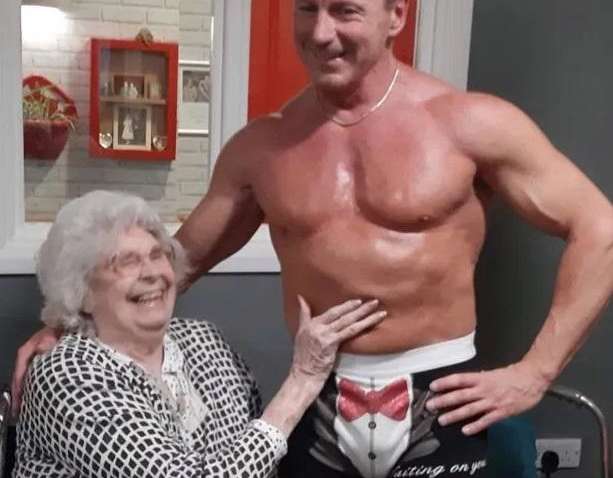 Всі були в захваті: 89-річна британка запросила стриптизера в будинок престарілих 