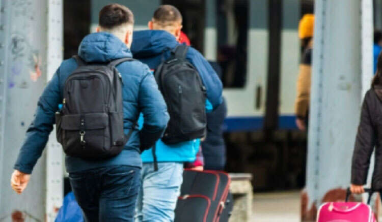 Молодые люди катастрофически уезжают из Украины: от чего будет зависеть их возвращение