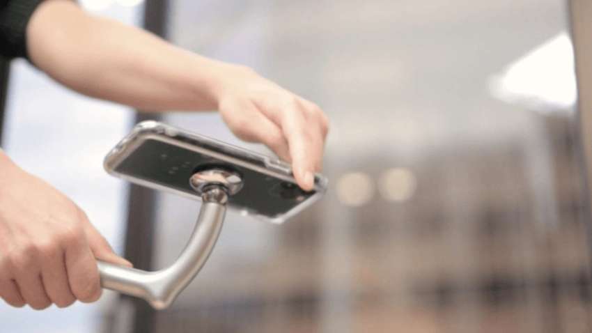 Японці представили спеціальну парасольку для смартфонів