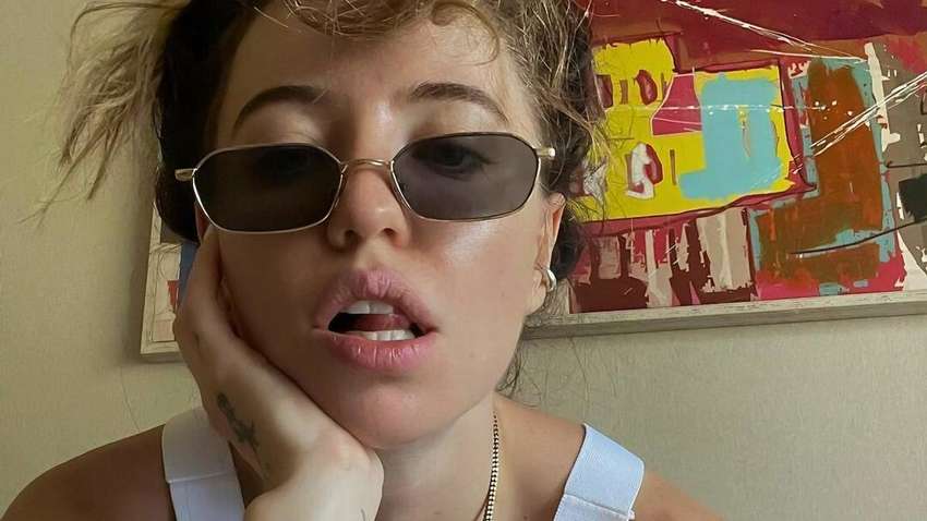 "Хотів би собі таку сусідку": оголена Надя Дорофєєва позувала перед вікнами