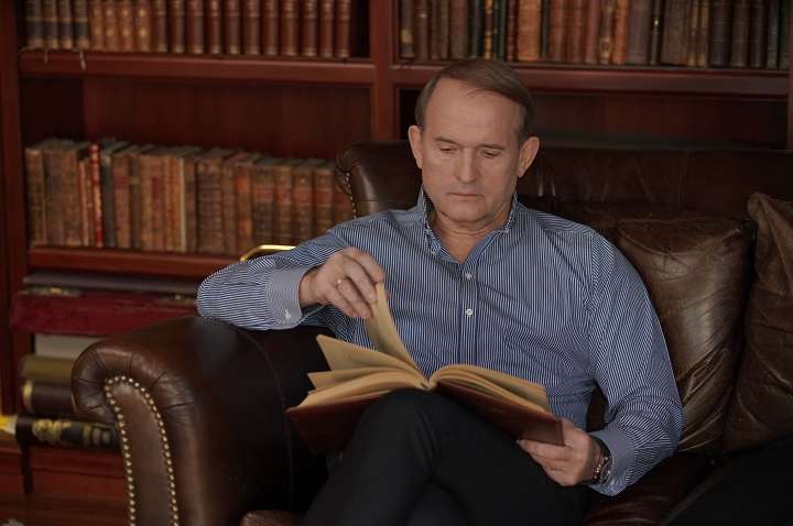 У День Конституції Медведчук нагадав владі про порушення закону