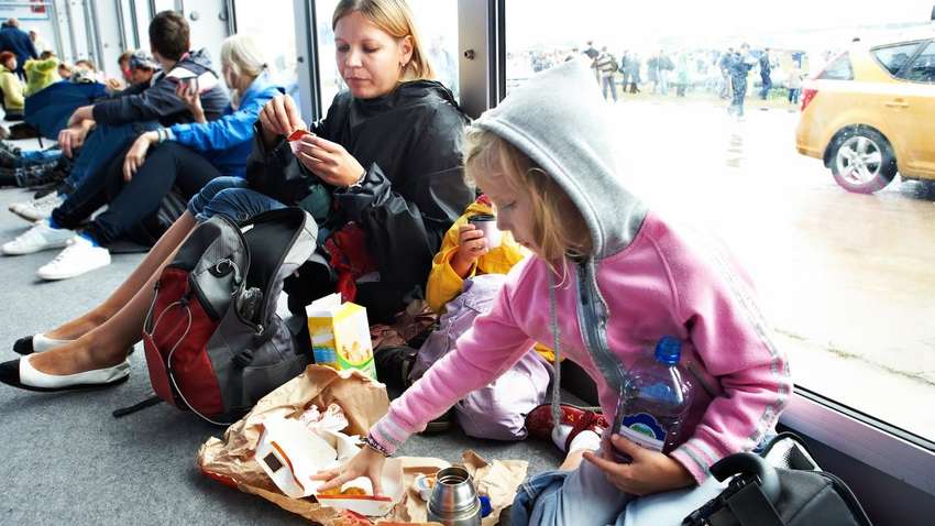 Без бумаг не пустят: какие проблемы ждут украинских детей на польской границе