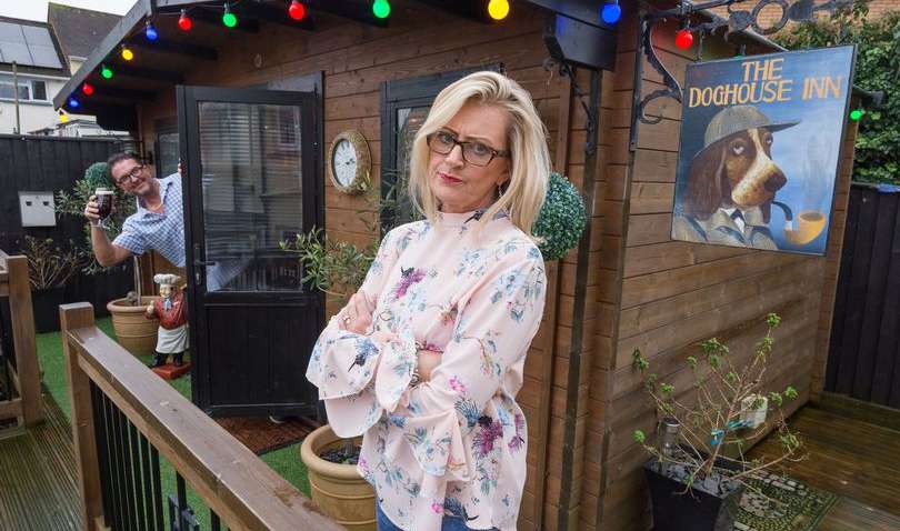 Дружина побудувала паб «Будка» у себе в саду: щоб чоловік не йшов випивати з дому