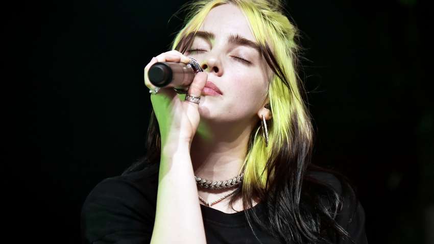 Шле листи з погрозами: відому співачку переслідує фанат