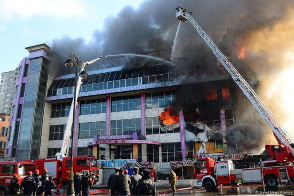 В Баку загорелся торговый центр