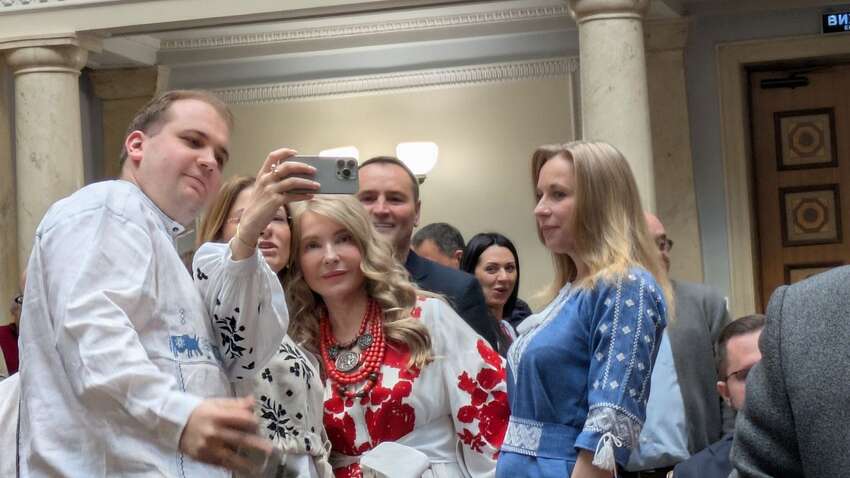 Юлія Тимошенко з іншими нардепами вбралися у вишиванки (ФОТО)