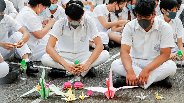 В Гонконге студенты сделали сотни бумажных журавликов для раненого во время протестов