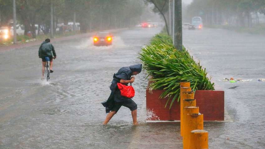 На Филиппинах бушует тайфун: есть погибшие, а в аэропорту - массовая эвакуация