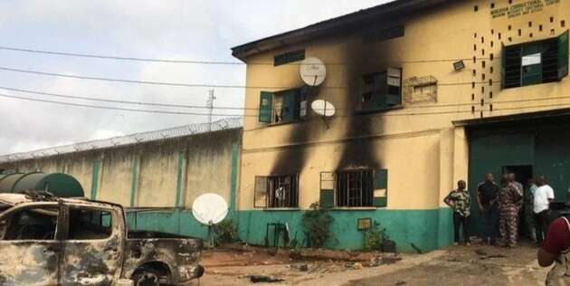 Из тюрьмы в Нигерии сбежали почти 2000 заключенных  Из тюрьмы в Нигерии сбежали почти 2000 заключенных