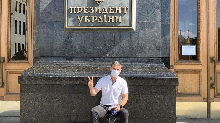 Мэр Умани провел ночь на полу под офисом Зеленского (фото, видео)