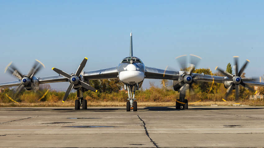 РФ масово перекинула бомбардувальники на аеродром «Оленья»: що там відбувається