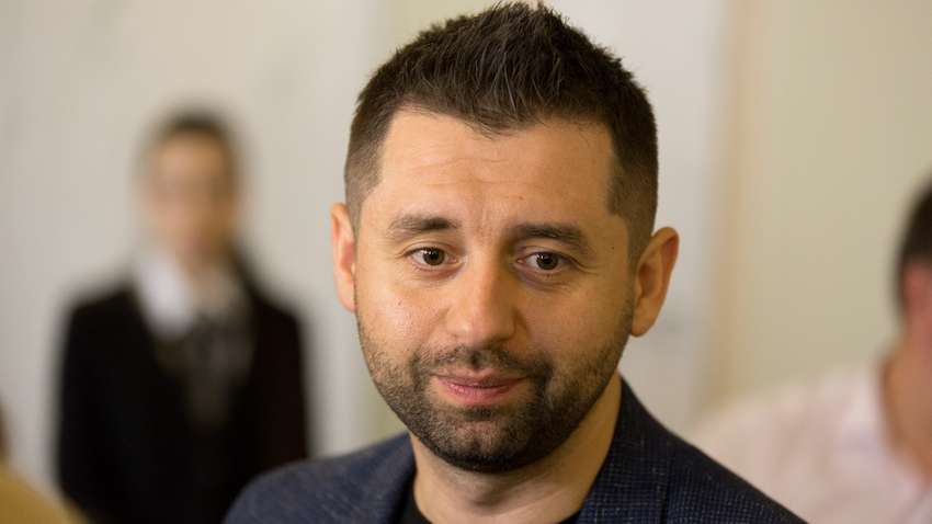 Зустріч Зеленського з головами фракцій та силовиками: Арахамія розповів, коли в Україні введуть воєнний стан Зустріч Зеленського з головами фракцій та силовиками: Арахамія розповів, коли в Україні введуть воєнний стан