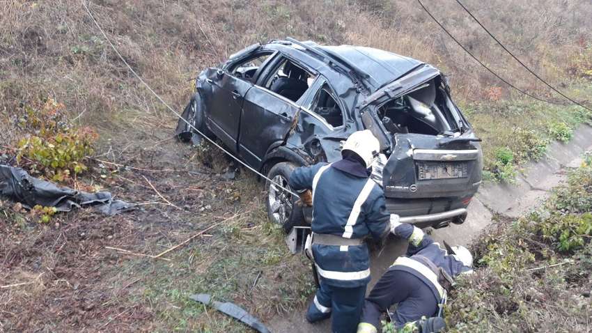 ДТП в Кіровоградській області: автомобіль злетів з дороги та впав на залізничні рейки