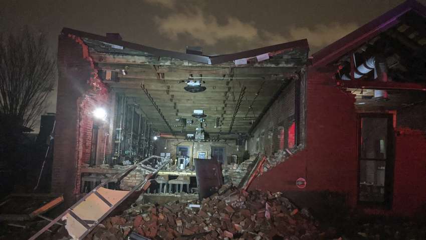 Смертельний торнадо в США: знищені школи, частина аеропорту, а під завалами можуть бути люди 