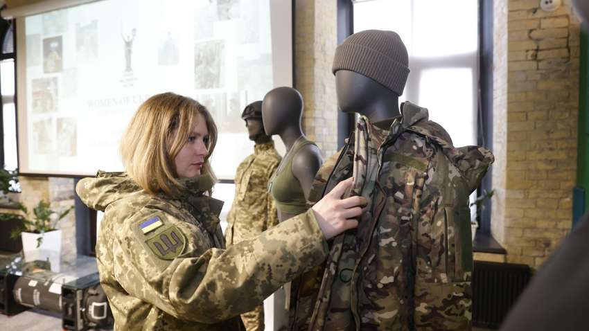Міноборони тестує нову зимову форму для жінок і розвиває інклюзивні стандарти Міноборони тестує нову зимову форму для жінок і розвиває інклюзивні стандарти
