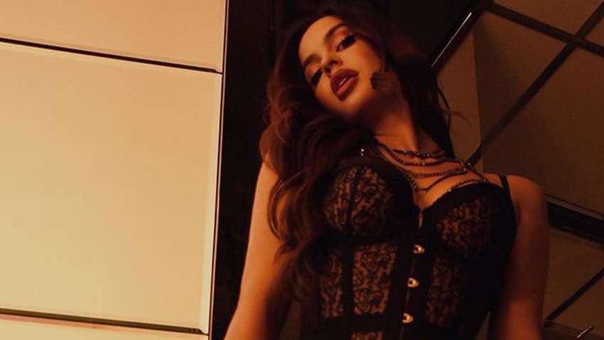 Колишня кохана французького футболіста розбурхала мережу сексуальними знімками