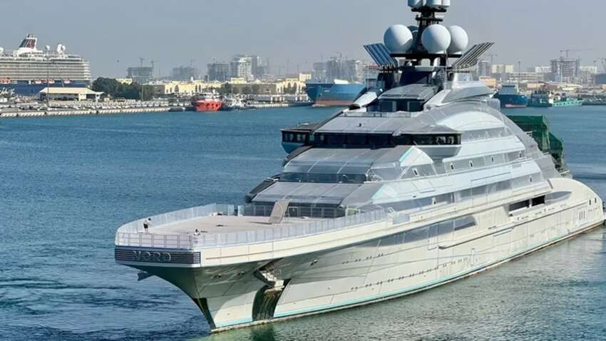Суперяхта, пов’язана з російським олігархом, без перешкод пройшла через Ормузьку протоку: деталі 