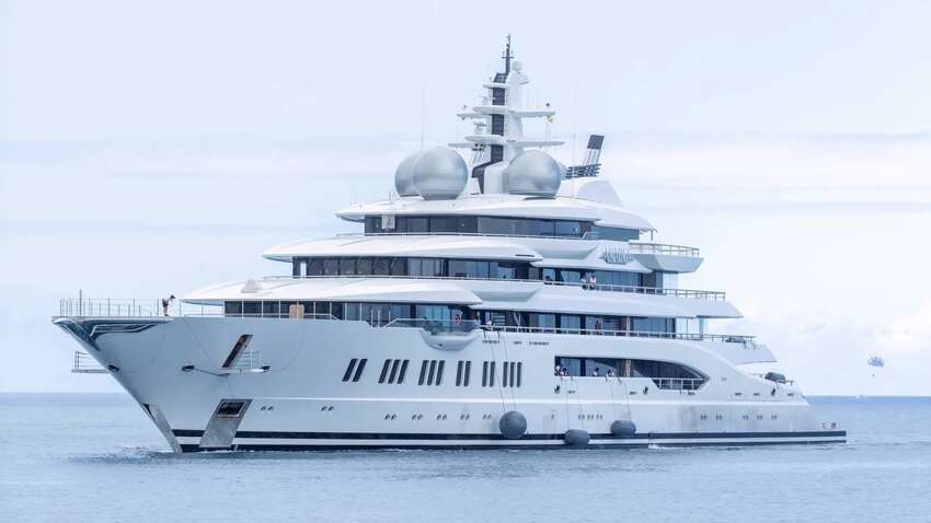 США продають суперʼяхту російського олігарха з басейном і кінотеатром