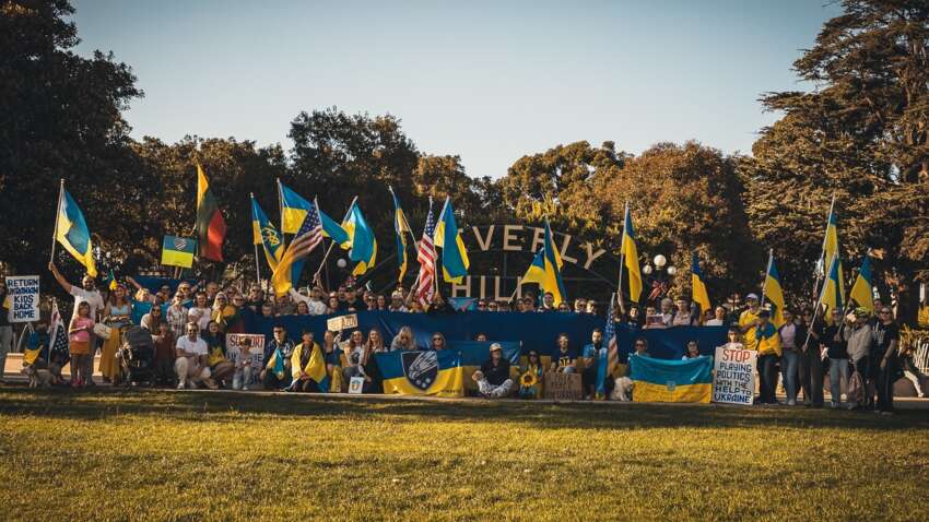 Десятки городов США охватили протесты против принуждения Украины к капитуляции 